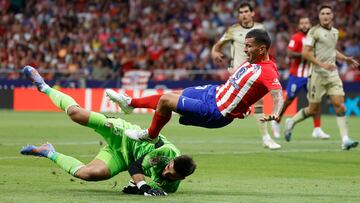 MADRID, 14/08/2023.- El delantero del Atlético de Madrid Ángel Correa (d) cae ante el portero André Ferreira, del Granada, durante el partido de LaLiga disputado este lunes en el estadio Metropolitano, en Madrid. EFE/Juan Carlos Hidalgo
