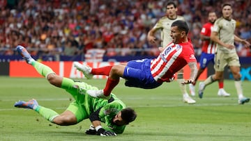 MADRID, 14/08/2023.- El delantero del Atlético de Madrid Ángel Correa (d) cae ante el portero André Ferreira, del Granada, durante el partido de LaLiga disputado este lunes en el estadio Metropolitano, en Madrid. EFE/Juan Carlos Hidalgo
