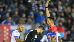 El &aacute;rbitro S&aacute;nchez Mart&iacute;nez muestra una amarilla a El Zhar durante el partido de Copa del Rey entre Legan&eacute;s y Real Madrid.