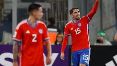 AMDEP572. SANTIAGO (CHILE), 12/10/2023.- Diego Valdés (d) de Chile celebra su gol hoy, en un partido de las Eliminatorias Sudamericanas para la Copa Mundial de Fútbol 2026 entre Chile y Perú en el estadio Monumental en Santiago de Chile (Chile). EFE/ Elvis González
