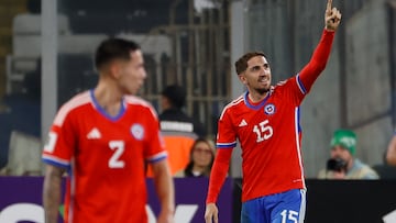 AMDEP572. SANTIAGO (CHILE), 12/10/2023.- Diego Valdés (d) de Chile celebra su gol hoy, en un partido de las Eliminatorias Sudamericanas para la Copa Mundial de Fútbol 2026 entre Chile y Perú en el estadio Monumental en Santiago de Chile (Chile). EFE/ Elvis González
