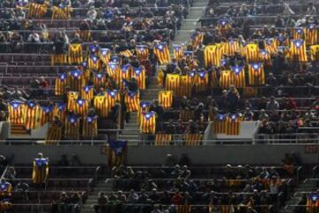Los seguidores del FC Barcelona protestan la sanci¨®n de la UEFA ense?ando esteladas durante el encuentro correspondiente a la fase de grupos de la Liga de Campeones entre el FC Barcelona y el FC Bate Borisov, disputado esta noche en el Camp Nou.