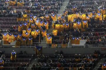 Los seguidores del FC Barcelona protestan la sanción de la UEFA enseñando esteladas durante el encuentro correspondiente a la fase de grupos de la Liga de Campeones entre el FC Barcelona y el FC Bate Borisov, disputado esta noche en el Camp Nou.