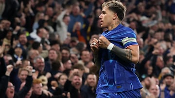 Soccer Football - Premier League - Chelsea v Tottenham Hotspur - Stamford Bridge, London, Britain - April 3, 2025 Chelsea's Enzo Fernandez celebrates scoring their first goal REUTERS/Hannah Mckay EDITORIAL USE ONLY. NO USE WITH UNAUTHORIZED AUDIO, VIDEO, DATA, FIXTURE LISTS, CLUB/LEAGUE LOGOS OR 'LIVE' SERVICES. ONLINE IN-MATCH USE LIMITED TO 120 IMAGES, NO VIDEO EMULATION. NO USE IN BETTING, GAMES OR SINGLE CLUB/LEAGUE/PLAYER PUBLICATIONS. PLEASE CONTACT YOUR ACCOUNT REPRESENTATIVE FOR FURTHER DETAILS..