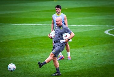 El Racing examina al Almería en un choque marcado por el ‘virus Luis Suárez’