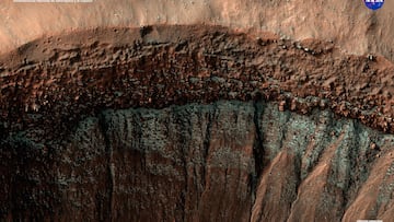 "La imagen del calendario de Ciencia de mayo muestra un cráter marciano con escarcha azul helada cerca del borde, que fue tomada por el Orbitador de Reconocimiento de Marte (MRO, por sus siglas en inglés). Los descubrimientos científicos de esta misión, la cual lleva enviando imágenes de la superficie del planeta rojo desde 2006, han confirmado y modificado lo que antes solo podíamos especular sobre este mundo vecino".