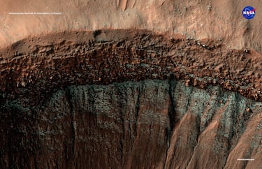 "La imagen del calendario de Ciencia de mayo muestra un cráter marciano con escarcha azul helada cerca del borde, que fue tomada por el Orbitador de Reconocimiento de Marte (MRO, por sus siglas en inglés). Los descubrimientos científicos de esta misión, la cual lleva enviando imágenes de la superficie del planeta rojo desde 2006, han confirmado y modificado lo que antes solo podíamos especular sobre este mundo vecino".