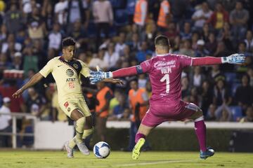 América venía de meter tres goles en sus cinco partidos más recientes, tomando en cuenta la liga y la copa, por lo que era favorito para llevarse este partido. Sin embargo, tampoco podemos calificar como sorprendente que Gallos haya complicado a los azulcremas con el empate. En los últimos 10 enfrentamientos oficiales, los albinegros habían conseguido el triunfo en seis ocasiones y las ‘Águilas’ solamente en dos. A los de Coapa les ha causado problemas recientemente enfrentar a los queretanos. Sin embargo, este punto les sirve para seguir entre los primeros lugares de la tabla. 