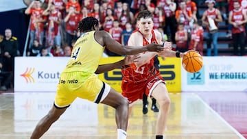 MANRESA (BARCELONA), 16/11/2025.- El alero uruguayo del Baxi Manresa Agustín Ubal (d) es defendido por el escolta nigeriano del Hiopos Lleida Caleb Agada (i) durante el encuentro de la jornada 7 de la Liga Endesa entre el Baxi Manresa y el Hiopos Lleida, disputado este domingo en el Pabellón Nou Congost de Manresa. EFE/Siu Wu