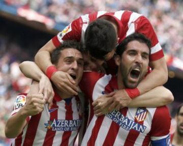 Raúl García es felicitado por Koke y David Villa tras un gol al Villarreal en 2014.