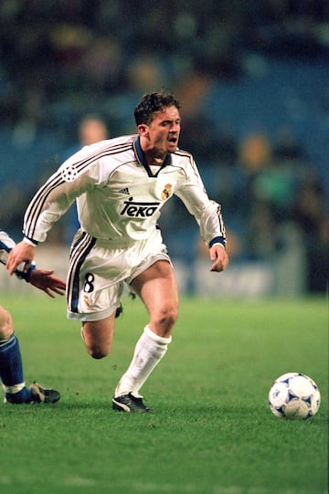 El autor del gol que romp¨ªa una sequ¨ªa de 32 a?os sin ganar la Copa de Europa se march¨® del Real Madrid en 1999, apenas tres a?os despu¨¦s de su llegada por la puerta de atr¨¢s. Fichado en 1996 tras pagar los blancos 1.250 millones de pesetas (su cl¨¢usula de rescisi¨®n), le dio tiempo a ganar una Liga, una Champions, una Supercopa de Espa?a y una Intercontinental en su periplo madridista. Pero en ese a?o 1999 el atacante montenegrino acept¨® una oferta de la Fiorentina al conocer que no entraba en los planes de John Toshack, entonces entrenador del conjunto blanco. Pedja, como es conocido coloquialmente, explic¨® su marcha con una frase demoledora: ¡°Me voy porque no me quieren¡±. El conjunto italiano pag¨® 2.000 millones de pesetas (unos 12 millones de euros al cambio) por su fichaje, mientras que al jugador le ofreci¨® un contrato de cuatro campa?as por unos 300 millones netos por temporada. A Mijatovic a¨²n le quedaban tres campa?as firmadas con los blancos cuando se tuvo que ir. Toshack se qued¨®, pero ser¨ªa despedido en noviembre de ese mismo a?o.