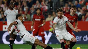 SEVILLA, 28/01/2024.- Loïc Badé (i), defensa francés del Sevilla, y Sergio Ramos (2d) ante el delantero croata de Osasuna Ante Budimir (d) durante el partido de la Jornada 22 de LaLiga que estos dos equipos juegan hoy en el estadio Sánchez Pizjuán. EFE/ Julio Muñoz