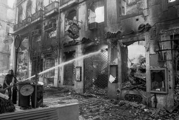 El 25 de agosto de 1988, en pleno verano, comenz車 el fuego en los grandes almacenes Grandella, en la calle que une la plaza del Rossio con el Chiado, el barrio rom芍ntico de Lisboa.
La dificultad de la zona, con multitud de comercios y calles estrechas, propici車 que el fuego se extendiese por m芍s establecimientos y calcin車 m芍s de 28 locales en la zona. Un bombero y un jubilado, encontrado este 迆ltimo durante la retirada de escombros, fueron las dos v赤ctimas mortales de este terrible suceso en la capital portuguesa.