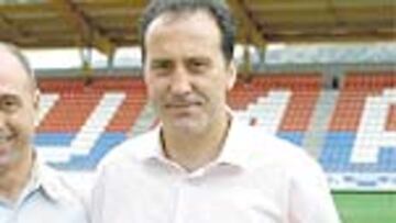 <b>SE RODEA DE LOS SUYOS.</b> Francisco completa su equipo.