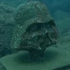 Desvelan la historia tras el casco de Darth Vader sumergido en Barcelona