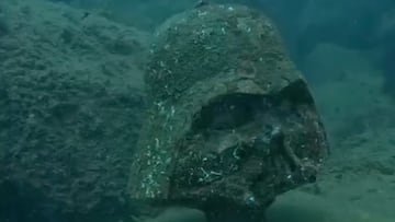 Casco de Darth Vader en el fondo del mar, en Barcelona