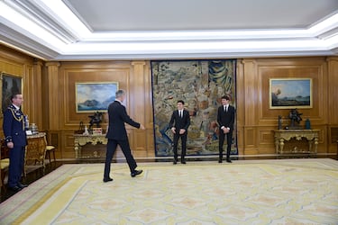 El rey Felipe VI saluda a Marc y Álex Márquez durante la audiencia en el Palacio de la Zarzuela. 