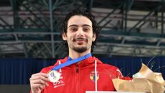 El tirador español Santiago Madrigal posa con la medalla de bronce en los Campeonatos de Europa Junior de Esgrima de Nápoles.