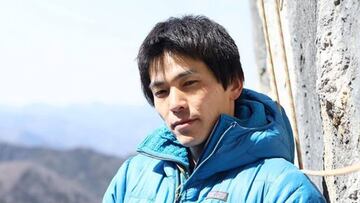 El escalador japonés Keita Kurakami con una chaqueta azul, frente a un muro de escalada.