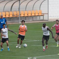 El Valencia vuelve al trabajo con Rodrigo y Kangin