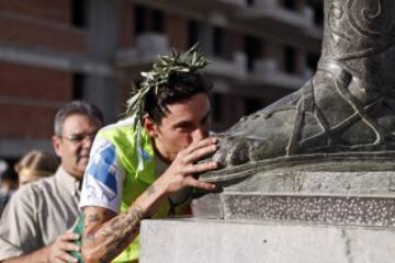 Marco Bonfiglio besa los pies de una estatua del antiguo rey Leonidas después de terminar la carrera Spartathlon, en Esparta.