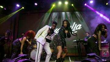 Vinicius baila en su gala junto a la cantante de moda Ludmilla.