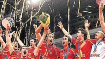 <b>ORO EN MOSCÚ. </b>La Selección española celebrando por todo lo alto la conquista del oro en Moscú. Su primer gran éxito.