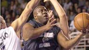 <b>MAGIC BLANCO.</B> Earvin Magic Johnson ya jugó con la camiseta blanca en el Saporta el 5 de enero del año 2002, el del Centenario