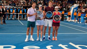 Roger Federer y Belinda Bencic posan junto a Alexander Zverev y Angelique Kerber tras la final de la Copa Hopman entre Suiza y Alemania.