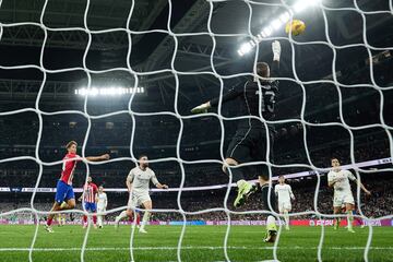 1-1. Toca de cabeza Memphis Depay, el balón se queda en el aire y ante la indecisión de Dani Carvajal y Nacho Fernández, Marcos Llorente, con un potente testarazo, supera a Andriy Lunin.