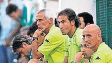 <b>PENSATIVO. </b>Así se quedo Cúper al ver la mala imagen de su equipo en Sanlúcar.