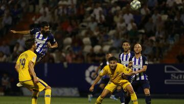 Carlos Bravo remata a puerta con la Ponferradina.