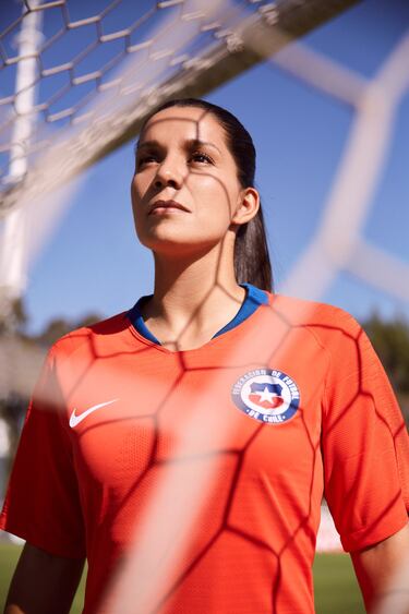 La selección femenina fue la encargada de estrenar la nueva indumentaria.