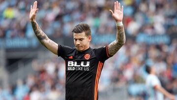 GRAF9137. VIGO (PONTEVEDRA), 21/04/2018.- El delantero del Valencia, Santi Mina, celebra su gol anotado frente al Celta de Vigo, en el partido de liga que se disputa esta tarde en el estadio de Balaídos. EFE / Salvador Sas