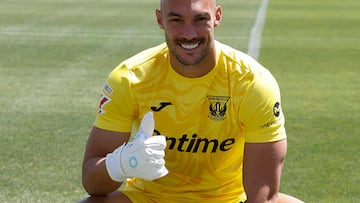 LEGANÉS, 14/08/2024.- El futbolista Marko Dmitrovic posa durante su presentación como nuevo jugador del C.D. Leganés, este miércoles. EFE/ J.P. Gandul