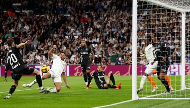 2-2. Jude Bellingham marca después de una triple ocasión. Gran parada de Dmitrovic a tiro del inglés, el rechace le llega a Brahim Díaz que remata, saca el balón bajo palos Renato Tapia, el esférico sale repelido del larguero y el dorsal 5 del Real Madrid firma el segundo con la derecha.