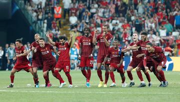 La alegria de los jugadores del Liverpool tras ganar la Supercopa en la tanda de penaltis.
