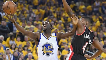 Draymond Green trata de lanzar ante la defensa de Maurice Harkless.