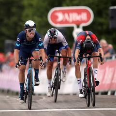 Gonzalo Serrano vence en el esprint a Thomas Pidcock