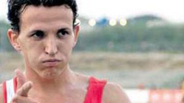 <b>PISTOLERO. </b>Higuero hace el gesto de disparar a dos manos tras el Nacional de Zaragoza.