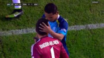 Bacca felicita a Alves tras detener el penalti