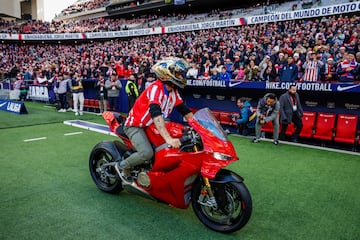 El piloto llegó subido en una Ducati Panigale V4 S.