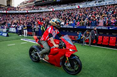 El piloto llegó subido en una Ducati Panigale V4 S.