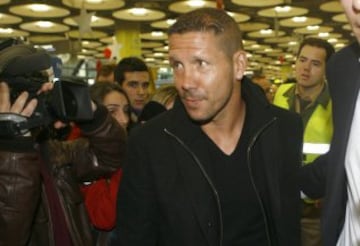 El 23 de diciembre de 2011, se hizo oficial el fichaje de Simeone ante la destitución del hasta entonces técnico de los colchoneros, Gregorio Manzano, por los malos resultados obtenidos en la Liga y la eliminación de la Copa del Rey.