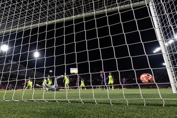 1-0. Dani Olmo recibe dentro del área balear, controla, se gira y dispara con la pierna izquierda, ajustado al palo largo de Leo Román para anotar el primer tanto azulgrana.