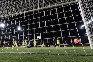 1-0. Dani Olmo recibe dentro del área balear, controla, se gira y dispara con la pierna izquierda, ajustado al palo largo de Leo Román para anotar el primer tanto azulgrana.