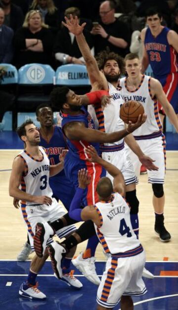 Andre Drummond trata de convertir una canasta ante Robin López.