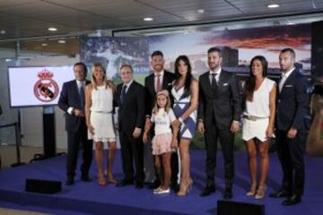 Acto de la renovación de Sergio Ramos en el Palco de Honor del Santiago Bernabéu.