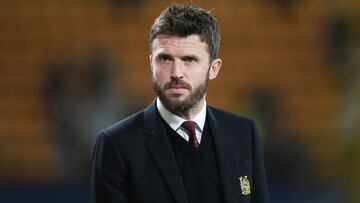 VILLARREAL, ESPAÑA - 23 DE NOVIEMBRE: Michael Carrick, Gerente Interino del Manchester United mira mientras inspecciona el terreno de juego antes del partido del grupo F de la Liga de Campeones de la UEFA entre el Villarreal CF y el Manchester United en e