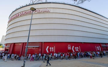 Cientos de personas hacen cola para despedir al futbolista José Antonio Reyes en la capilla ardiente instalada en ell estadio Sánchez Pizjuán.